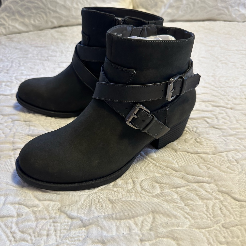 Bought at Torrid they are new never worn. Dark gray size 10w smoke free home